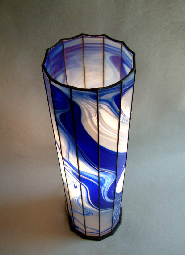 die leuchtende Saeulen-Lampe Blauer Salon 2 steil von oben gesehen