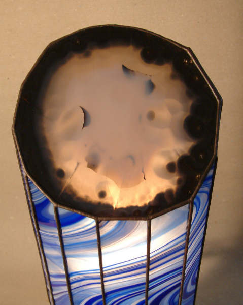 Lamp Blue Grotto, a great photo of it's lighted agate slice