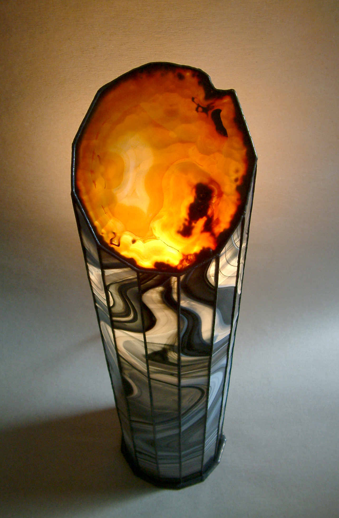 die leuchtende Hot Lava Lampe von schräg oben fotografiert