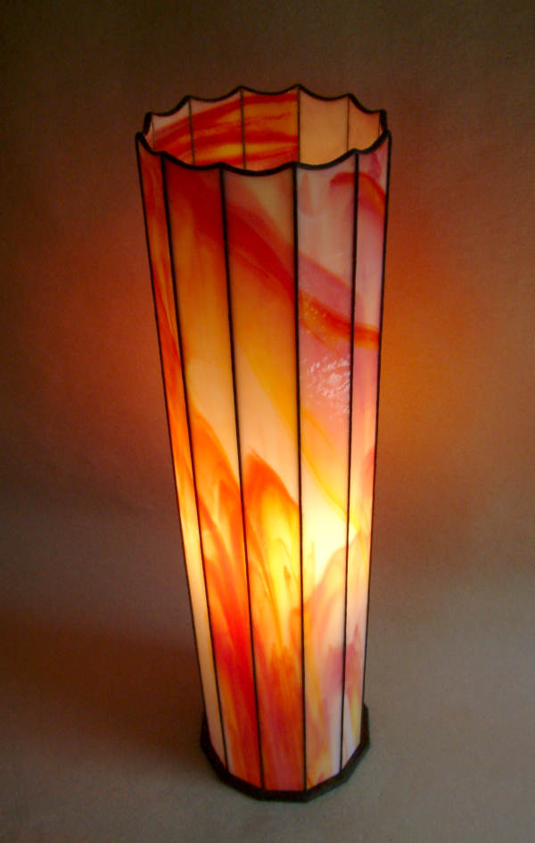 die leuchtendende Saeulenlampe Große Weisse Feuersaeule steil von oben fotografiert