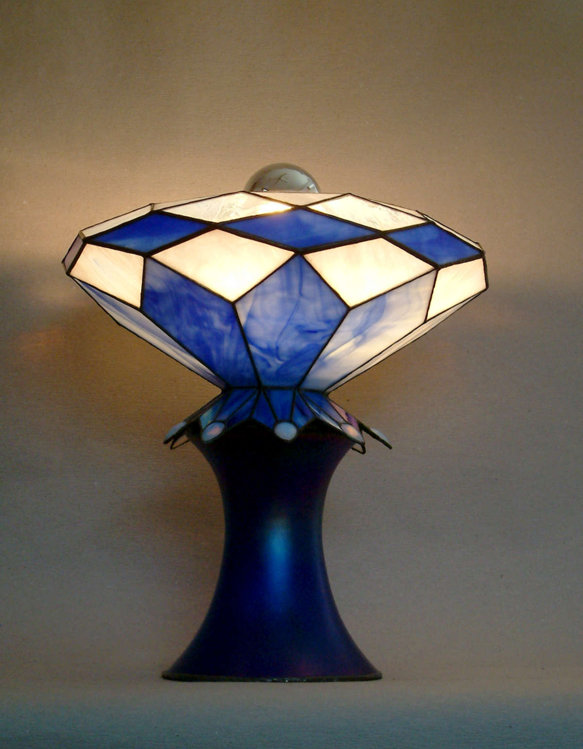 die leuchtende Reflektor Lampe Blauer Enzian von der Seite fotografiert