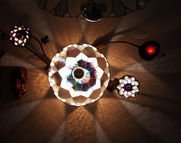 die leuchtende Reflektor-Wand-Lampe mit Blüten