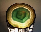 Светильник "Зеленый камень", освещенный агат, крупный план