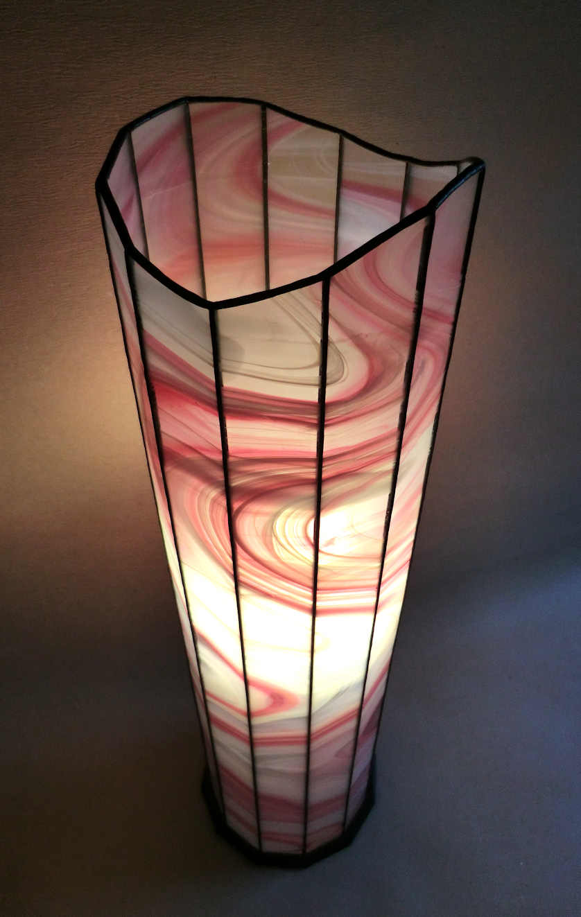die leuchtendende Saeulenlampe Pink Role von oben fotografiert