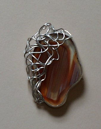 Agate brooch, head with silverwire hair